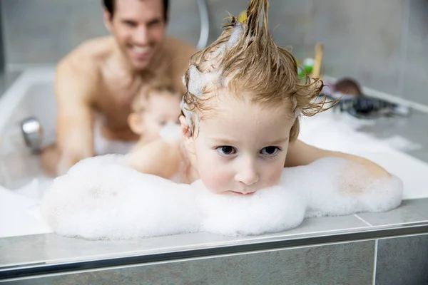 Junge Schaut Nachdenklich Mit Vater Und Kleinem Bruder Badewanne — Stockfoto