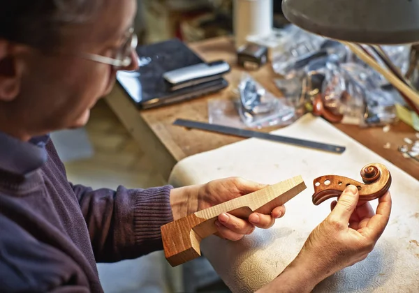 Fabricante Violín Examinando Cuello Pergamino Del Instrumento —  Fotos de Stock