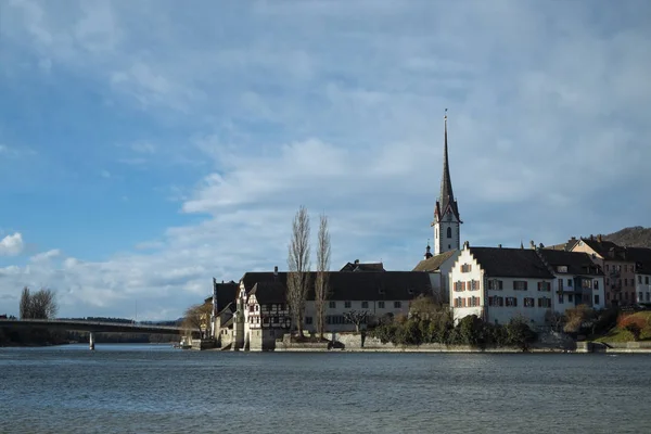 斯坦是大黄酸 老镇在莱茵河河 — 图库照片