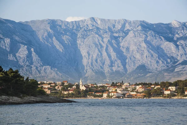 Croácia Brac Sumartin Townscape Makarska Com Montanhas Biokovo Fundo — Fotografia de Stock