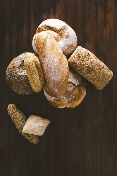 深色木制表面的手工面包饼品种 — 图库照片