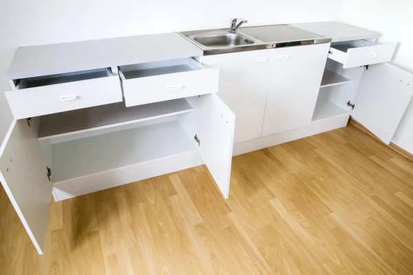 Kosong Baru Dapur Unit Dengan Membuka Pintu Dan Laci — Stok Foto