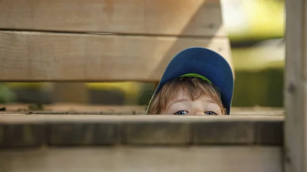 Κοντινό Πλάνο Του Μικρού Αγοριού Που Κρύβονται Στην Παιδική Χαρά — Φωτογραφία Αρχείου