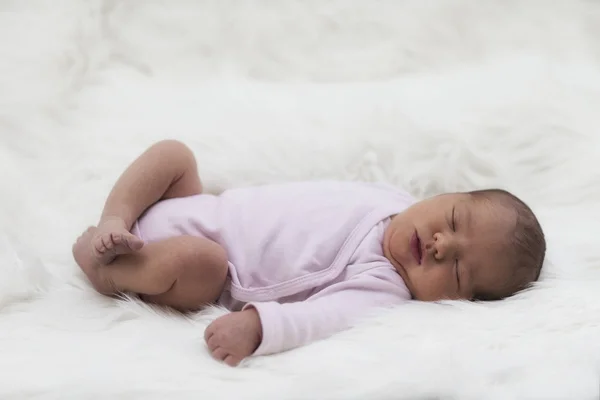 Dormir Bebé Recién Nacido Niña Tela Blanca — Foto de Stock