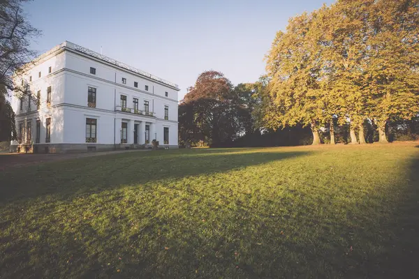 Widok Domu Jenisch Drzew Parku Jesień Ciągu Dnia Jenischpark Hamburg — Zdjęcie stockowe