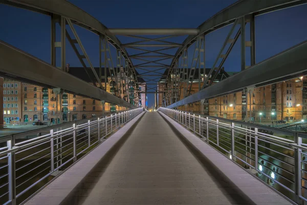 Германия Гамбург Киббельштегский Мост Шпайхерштадте Сумерках — стоковое фото