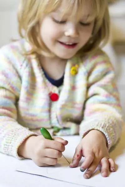 Close Van Meisje Prikkelend Vuile Vinger — Stockfoto