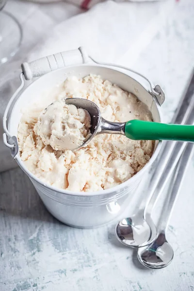 香草冰淇淋 冰淇淋勺 木勺锌桶 — 图库照片