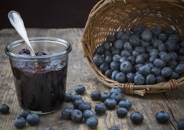 Cestino Rovesciato Con Mirtilli Freschi Bicchiere Marmellata Mirtilli Legno Scuro — Foto Stock