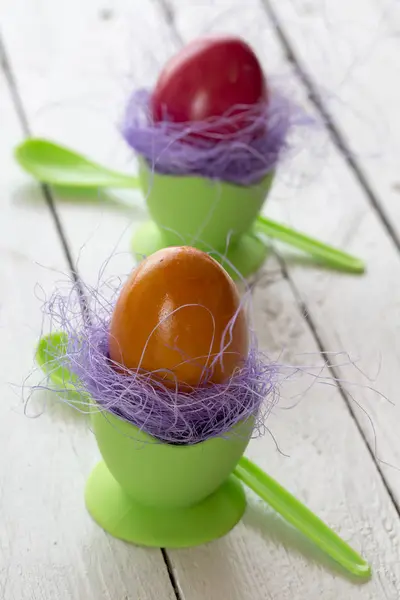 Коричневые Пасхальные Яйца Зеленых Яичных Чашках Яичных Ложках Фиолетовой Соломе — стоковое фото