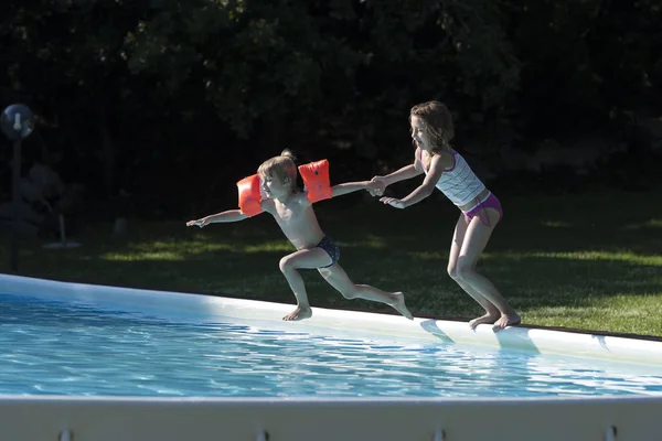 Kinder Springen Sommer Ins Freibad — Stockfoto