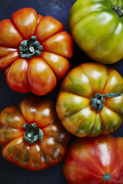 Close Van Vijf Rundvlees Tomaten Zwarte Achtergrond — Stockfoto