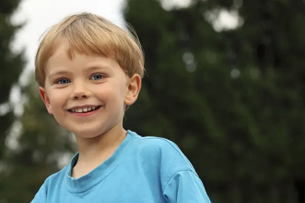 Portret Uśmiechający Się Mały Chłopiec — Zdjęcie stockowe