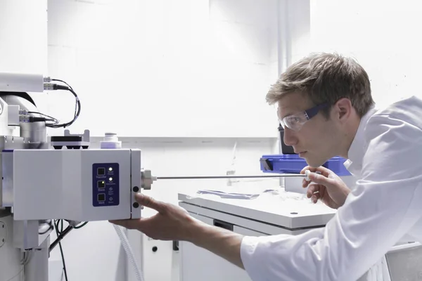 Portret Van Wetenschapper Werken Analytisch Laboratorium — Stockfoto