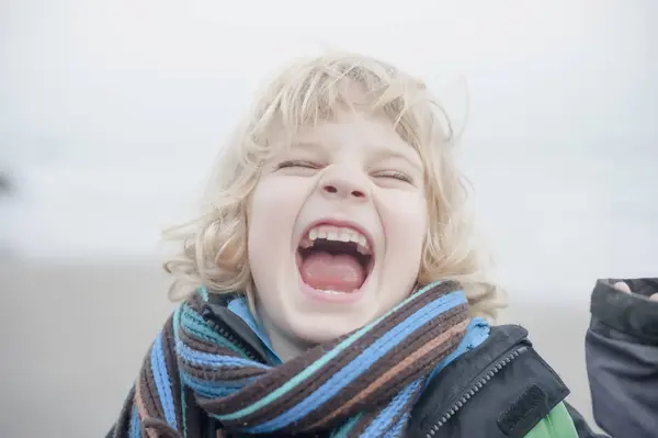 Портрет Сміху Маленького Хлопчика Відкритому Повітрі — стокове фото