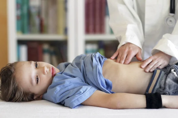 Pédiatre Examinant Une Petite Fille Clinique — Photo