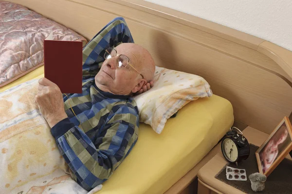 Old Man Reading Book Bed — Stock Photo, Image