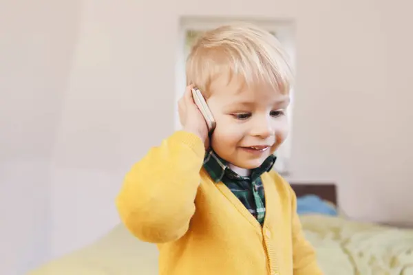 Portrait Smiling Toddler Telephoning Smartphone — Stock Photo, Image