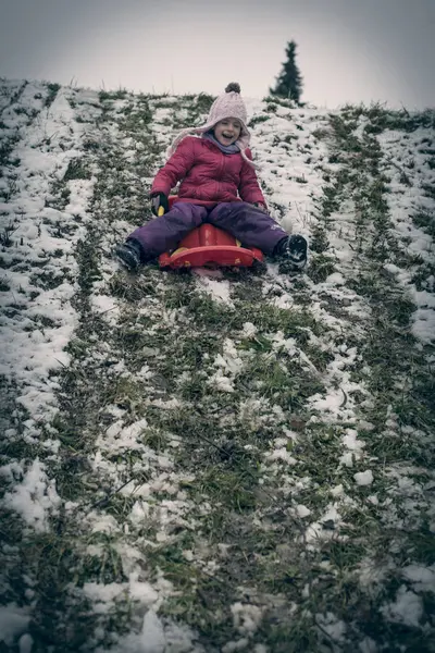 Lachen Kaukasisches Kleines Mädchen Beim Rodeln Park — Stockfoto