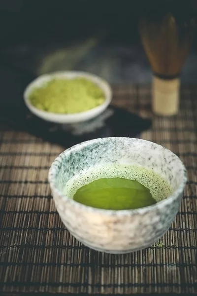 Closeup Chá Matcha Japonês Matcha Batedor Chá Sobre Fundo Madeira — Fotografia de Stock