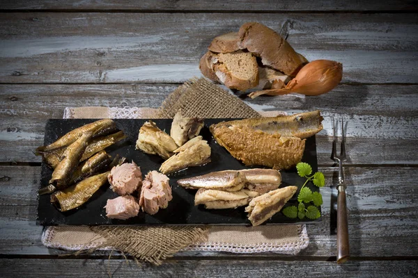 Mängd Syltade Och Gravad Fisk Skiffer Med Bröd Shabby Trä — Stockfoto