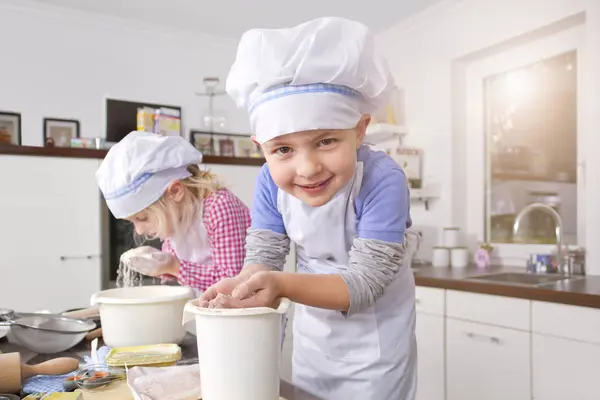 Kız Erkek Mutfakta Hamur Yapma — Stok fotoğraf