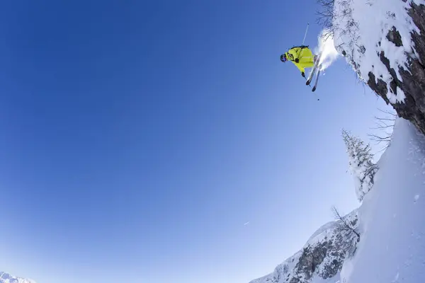 Австрия Тироль Китцбюэль Средний Взрослый Мужчина Лыжах — стоковое фото
