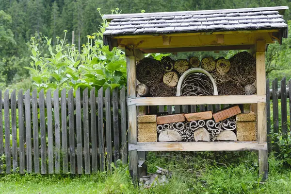 Drewniana Wiata Materiał Owadów Ogrodzie — Zdjęcie stockowe