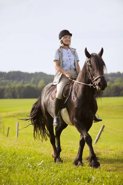 Rijpe Vrouw Rijdt Paard — Stockfoto