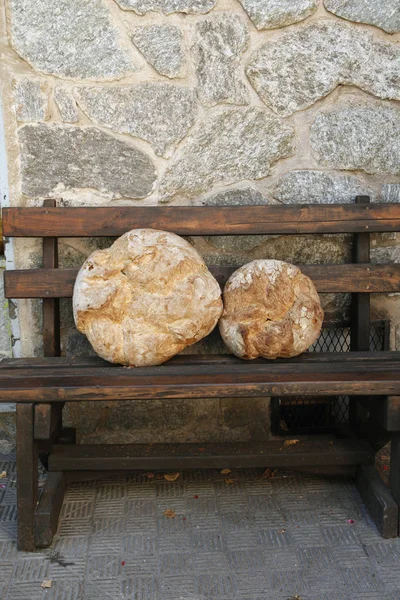 Pani bianchi su panca di legno — Foto Stock