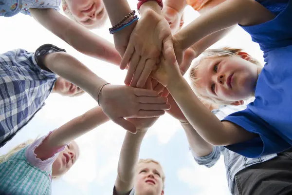 Grupp Barn Att Sätta Händerna Ihop — Stockfoto