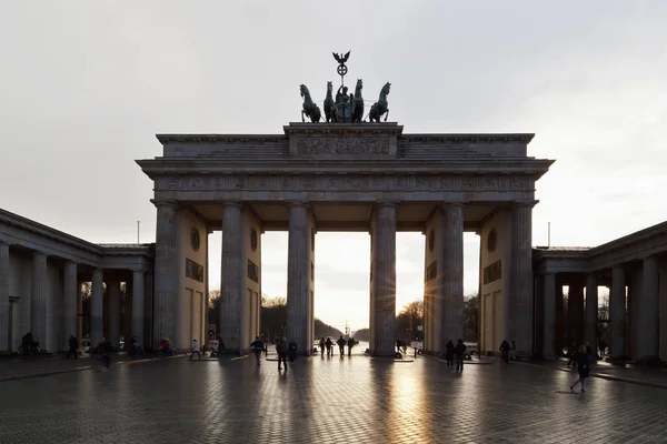Niemcy Berlin Ludzie Brandenburger Tor Świcie — Zdjęcie stockowe