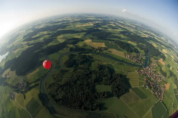 Deutschland Bayern Blick Auf Heißluftballon Über Weidelandschaft — Stockfoto