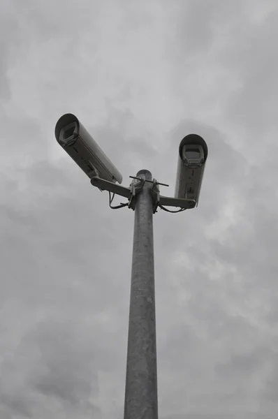 Niski Kąt Widzenia Kamery Obserwacji Metalowy Słup Przed Zachmurzonym Niebie — Zdjęcie stockowe