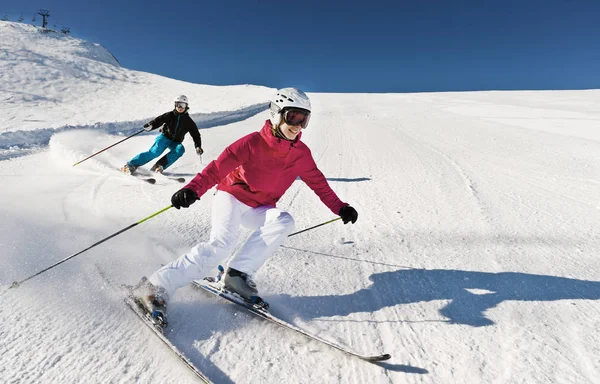 Austria Salzburg Young Couple Skiing Mountain — Stock Photo, Image