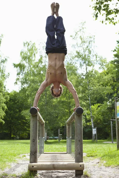 Młody Człowiek Robi Handstand Balustrady — Zdjęcie stockowe