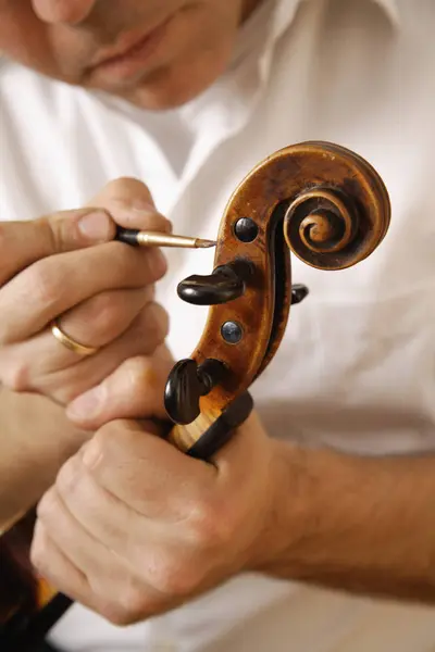 Craftsman painting handmade violin — Stock Photo, Image