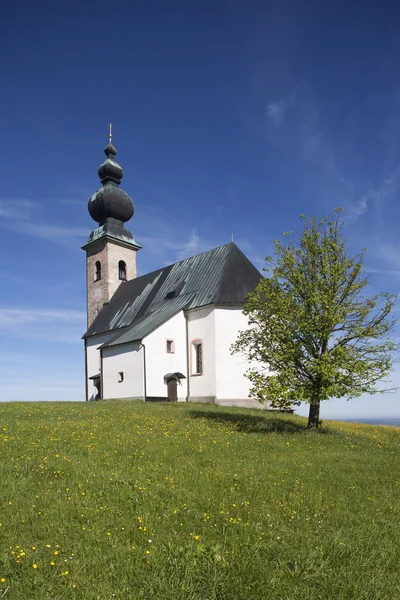 Sommerholzkirche Kościół na wzgórzu — Zdjęcie stockowe