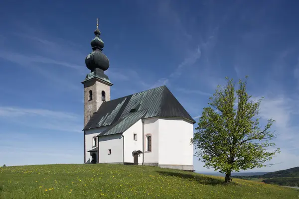 丘の上の Sommerholzkirche 教会 — ストック写真