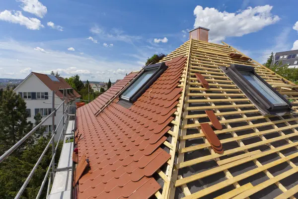 Construção Telhado Durante Dia Outros Edifícios Segundo Plano — Fotografia de Stock