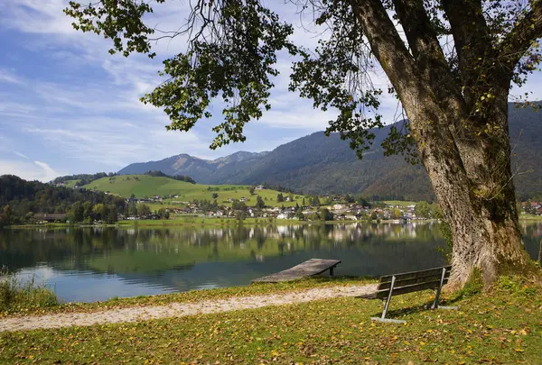 Η λίμνη Thiersee με πόλη — Φωτογραφία Αρχείου