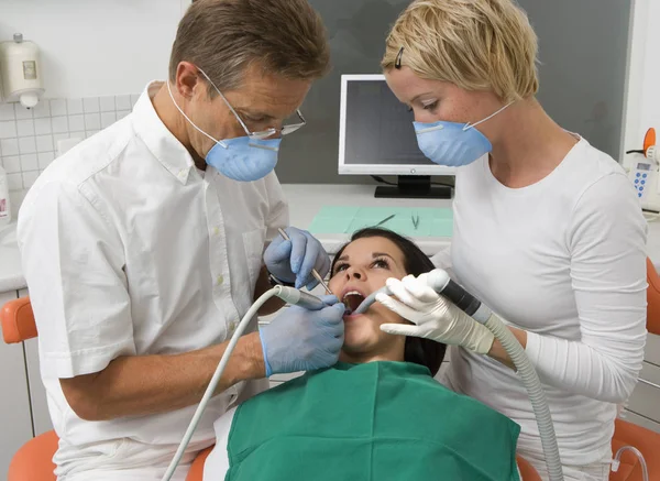 Dentista Enfermeiro Examinando Paciente Clínica — Fotografia de Stock