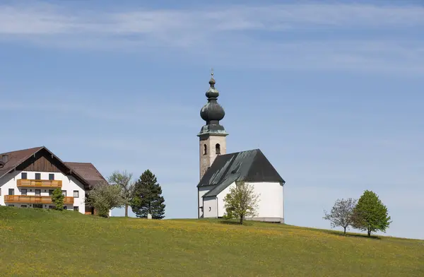 丘の上の Sommerholzkirche 教会 — ストック写真