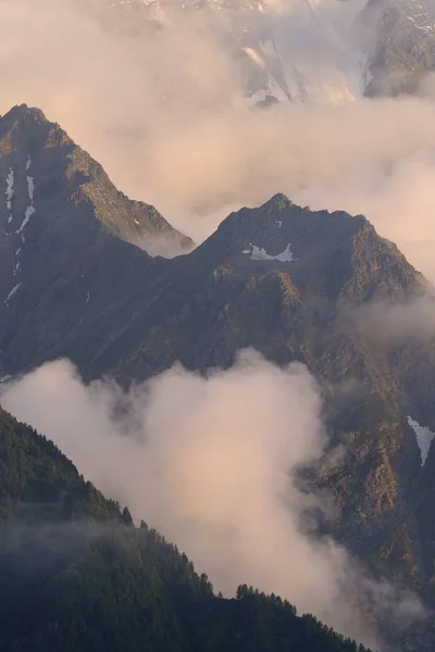 Mont Blanc-massief in de wolken — Stockfoto