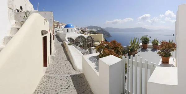 Villaggio di Oia con cancello a Santorini — Foto Stock