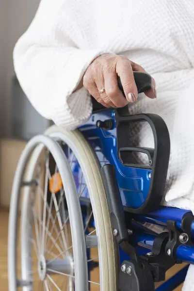 Seniorin Sitzt Rollstuhl — Stockfoto