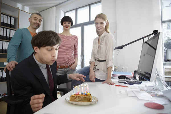 Homens Mulheres Celebrando Aniversário Escritório Moderno — Fotografia de Stock