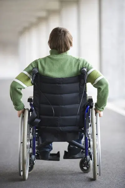 Jovem Sentado Cadeira Rodas Metrô — Fotografia de Stock