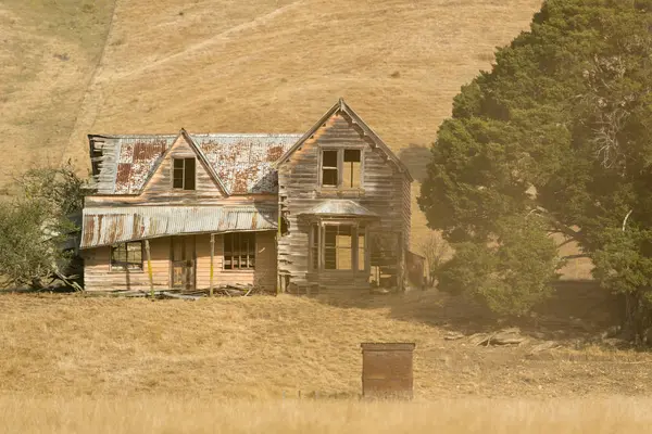 Ancienne ferme en bois ruineuse — Photo