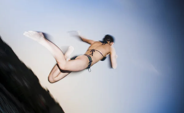 Женщина Подросток Прыгает Воду Сумерках — стоковое фото